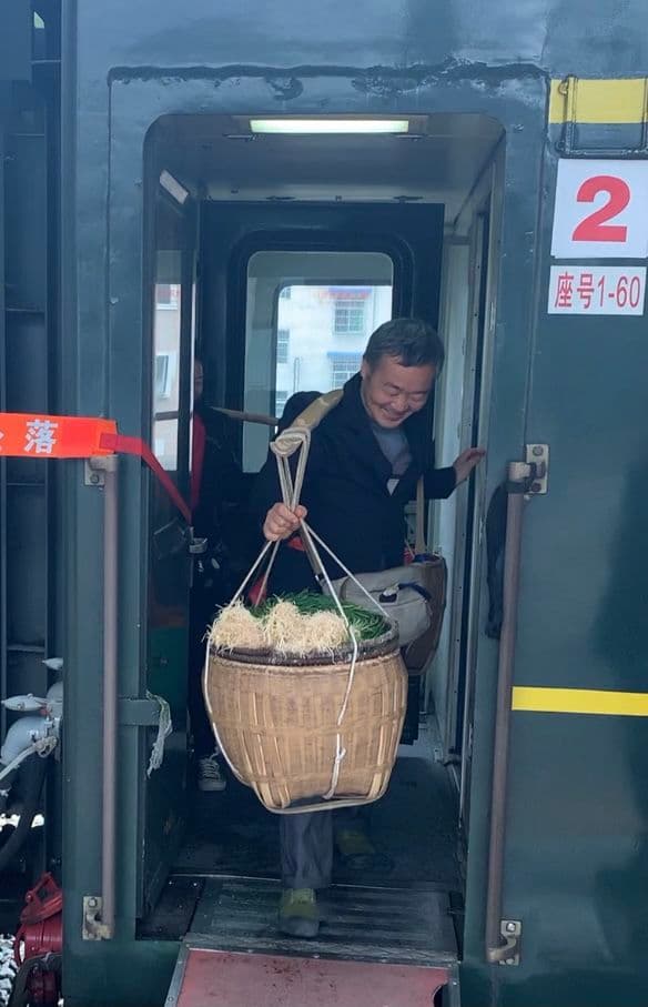 乘着绿皮火车“上春山”