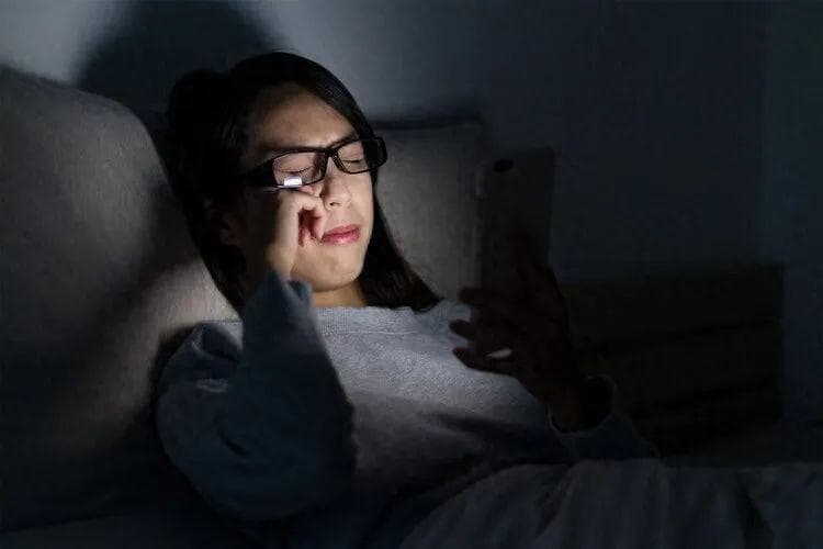 长期晚上躺着玩手机，久了会怎样？这些危害，越早知道越好