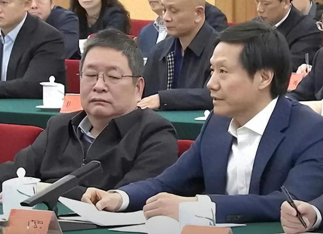 雷军在《新闻联播》中紧张搓手：一毕业就做老板，怎么向上汇报啊