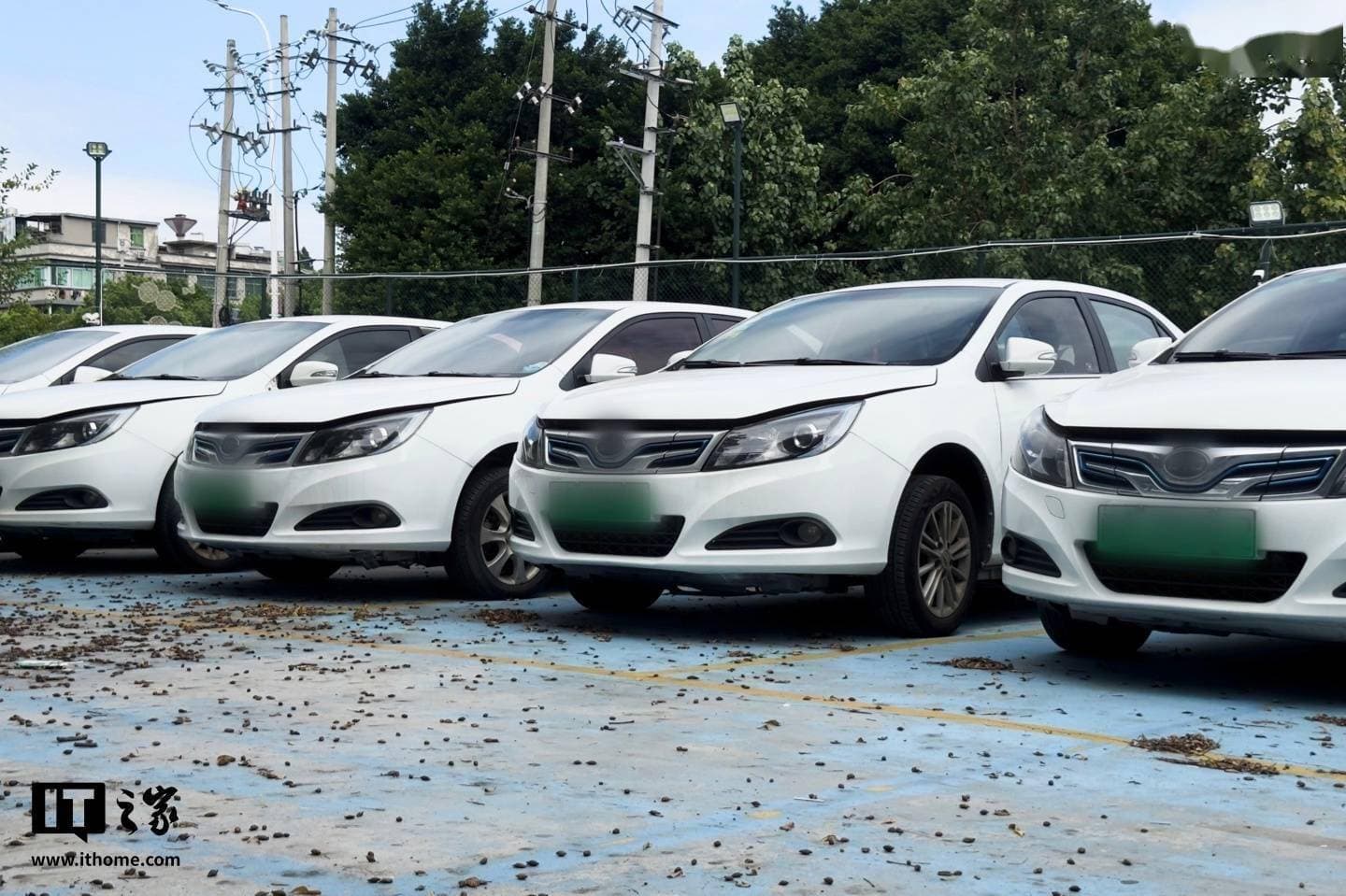 首批新能源车8年质保到期，车主面临：换电池还是换新车？