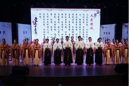 行拜师礼、戒尺加身……这所高校举行“名老中医传承班”拜师仪式