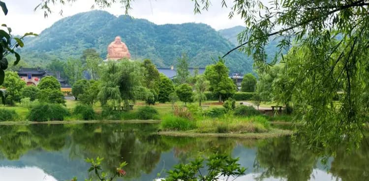 少为人知的第五大佛教名山，供奉世界最大弥勒佛