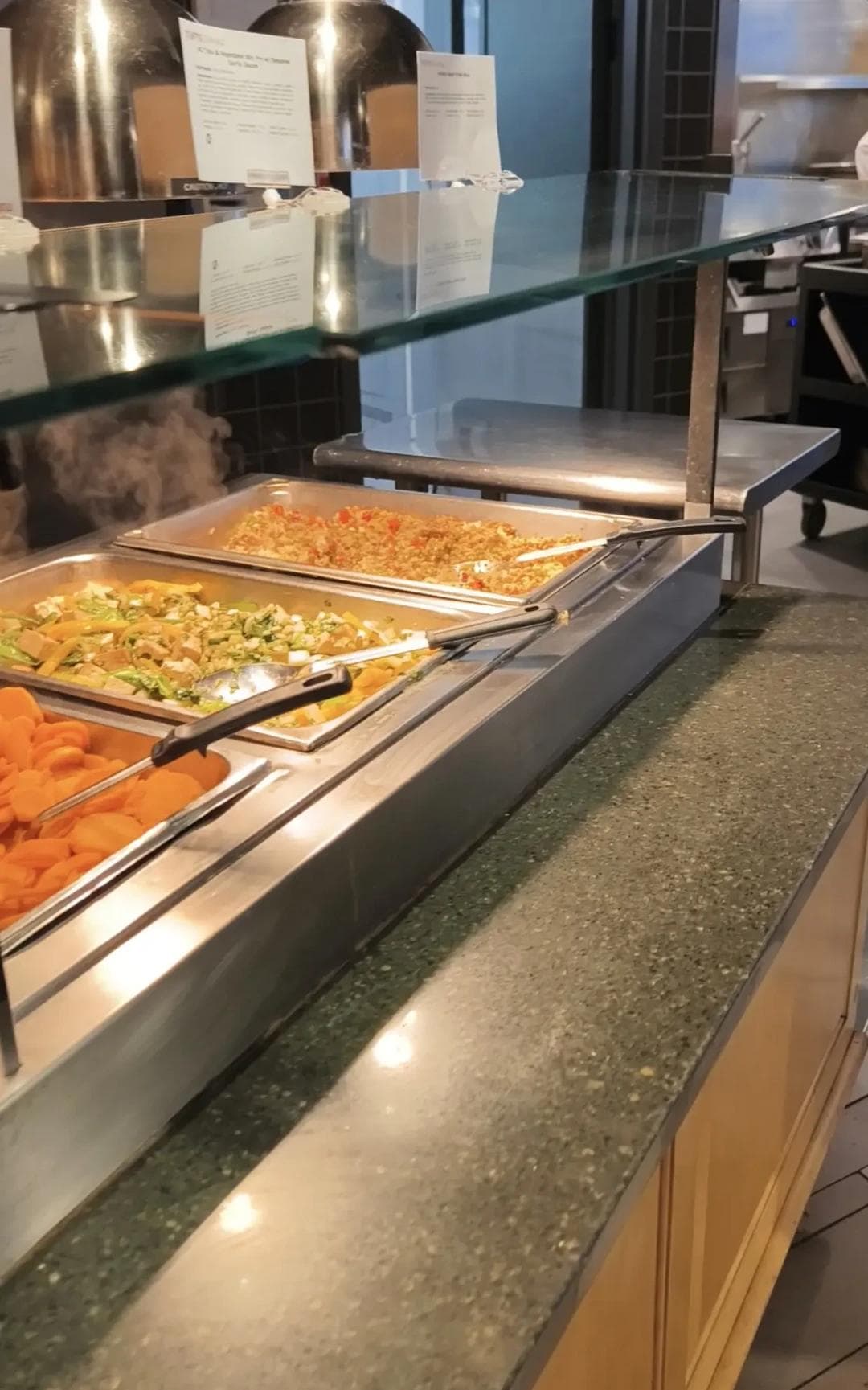 美国大学食堂揭秘：留学生的多元饮食体验及适应之路
