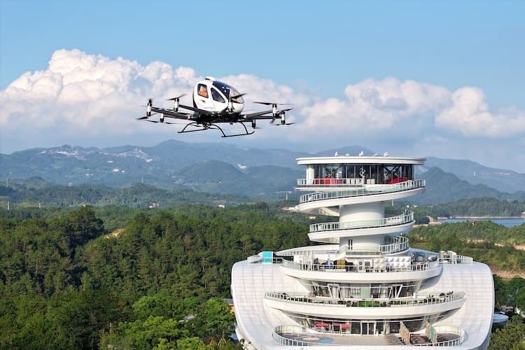 万亿低空经济催生“飞手”考证热, 广州黄埔飞校欲10倍扩招教员
