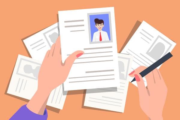 如何使用图表或其他可视化元素来增强简历的可读性