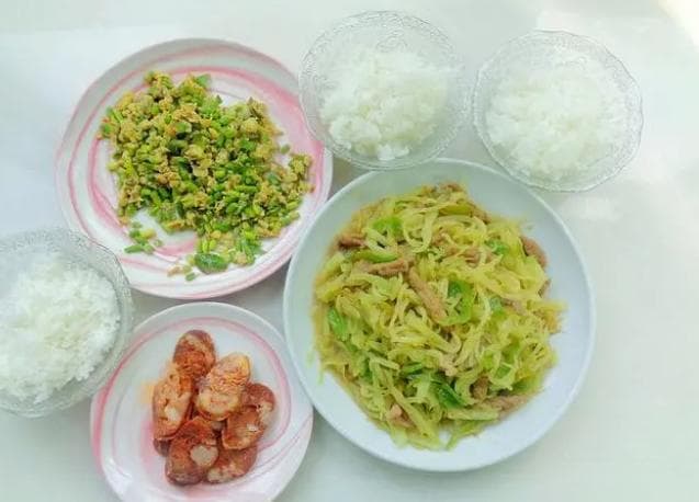 秋末晚餐：三菜一主食，炒萝卜配米饭，真是好吃下饭