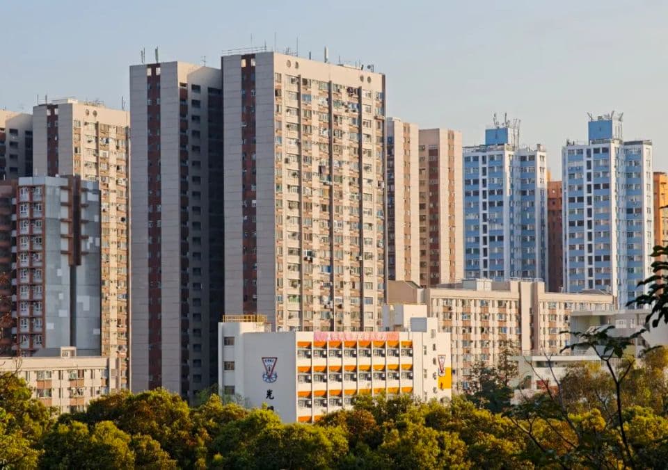 香港楼市回温，受益税降股升