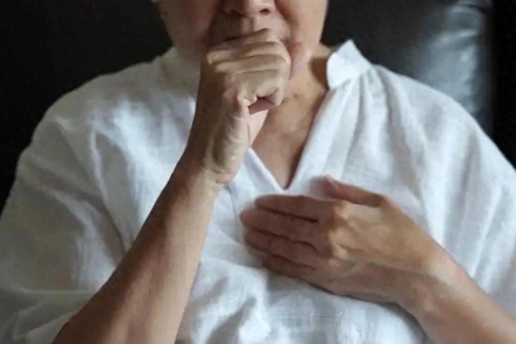 医生提醒：若患上慢性咽炎，这4个习惯立即改掉，别让喉咙更受伤