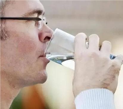 早晨首饮选择：温水与冰水的利弊分析