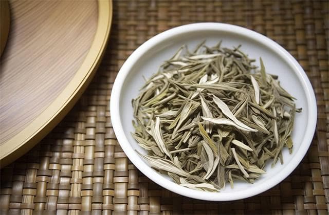 白茶的种类与口感：从白毫银针到月光白