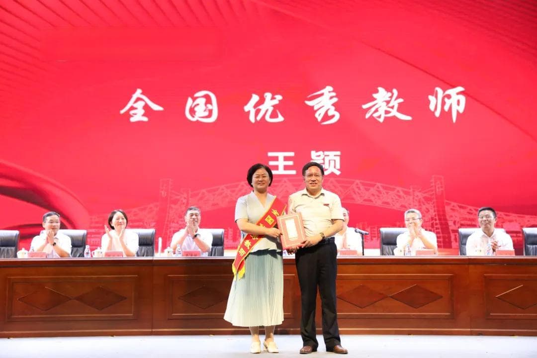 全国优秀教师王颖：做照亮学生未来的提灯引路人