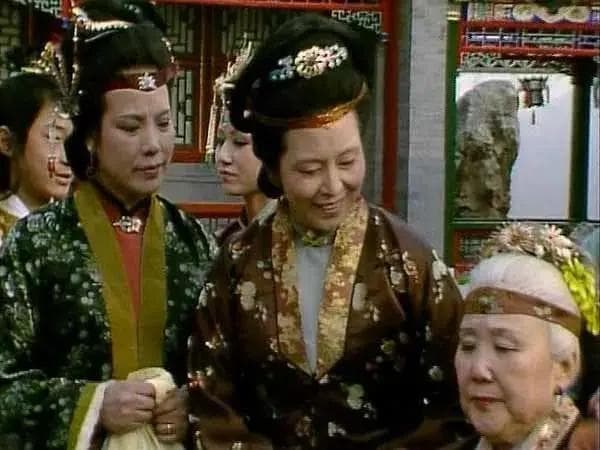 红楼梦中邢夫人与王夫人的明争暗斗：权力与伦理的较量