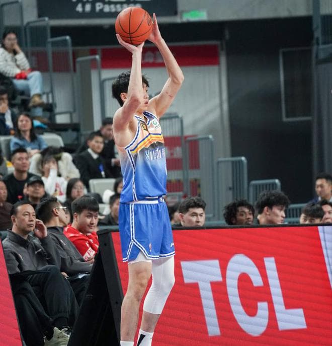 大外援齐拉胯，黑根斯11助6断，齐麟30+11+3，新疆16分逆转四川