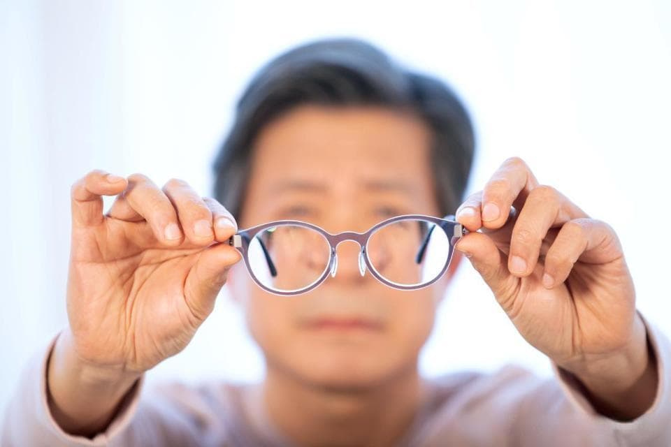 科学应对视力模糊，中老年人必知的护眼指南