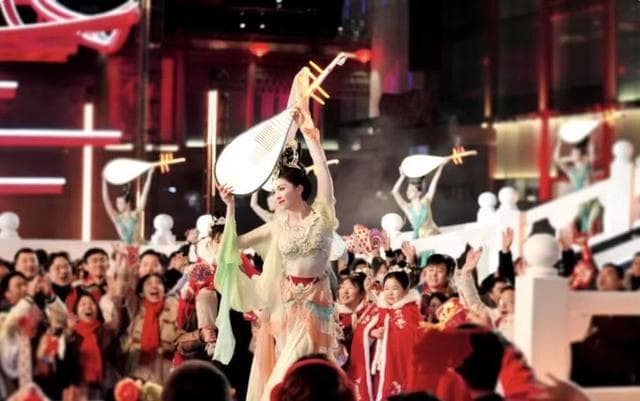 从《乡恋》到《千手观音》：春晚42年经典瞬间回顾