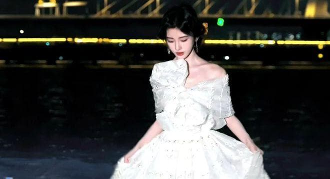 赵露思VOGUE盛典造型解析：清新俏皮还是礼服不合身？