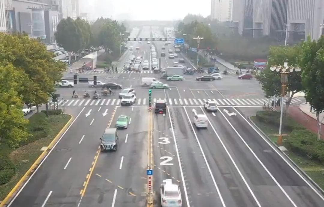 交叉口左转待行可变车道——一变三车道设计