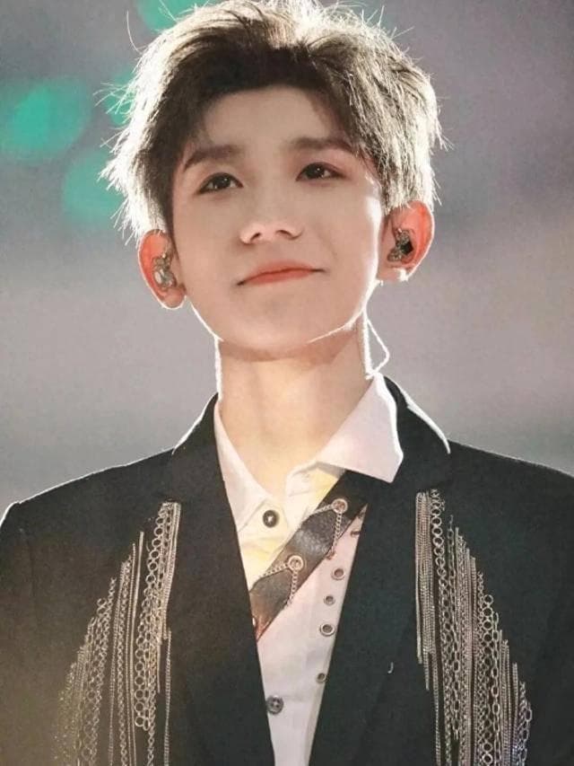 王源：从TFBOYS到全能艺人的成长之路