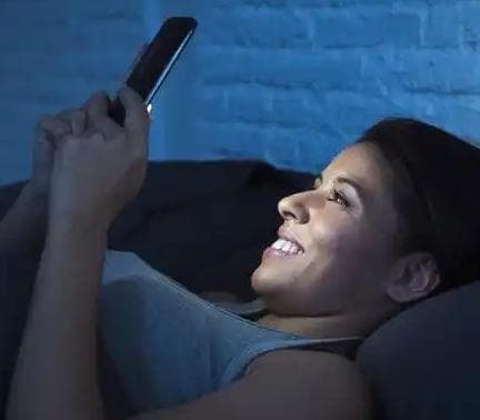 晚上睡觉总是玩手机？这些策略帮你摆脱“夜光族”