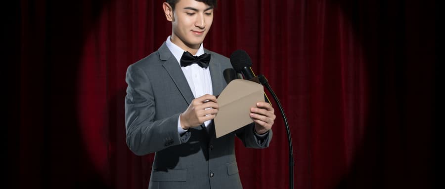 如何利用肢体语言提高演讲效果