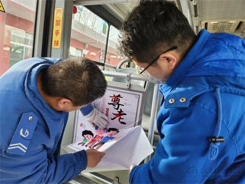 公交司机暖心搀扶轮椅老人，车队定期开展服务培训