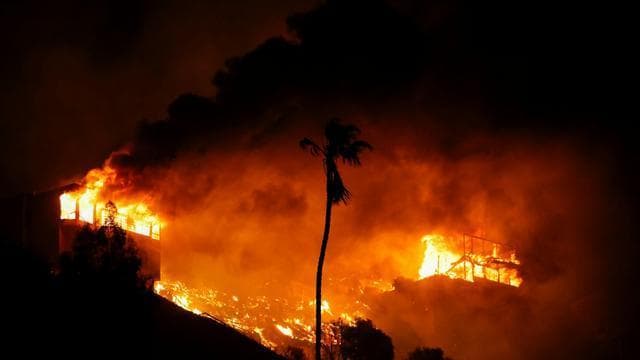 加州山火致25死1.2万栋建筑被毁，四国愿提供援助，中国谨慎回应
