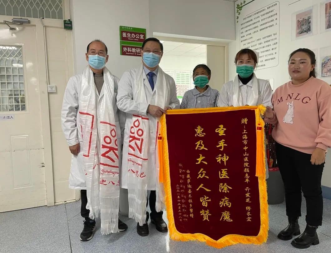 卸下西藏阿妈背负40年的“大山”，“沪藏接力”救治背部巨大脂肪瘤患者