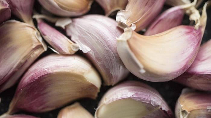 大蒜的十大健康功效：从抗菌到抗癌，发芽后还能吃吗？四种快速剥蒜技巧
