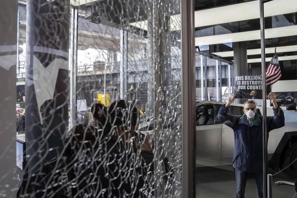 民意压不住了，美国多地爆发抵制特斯拉示威，美参议员：望马斯克多些同情心