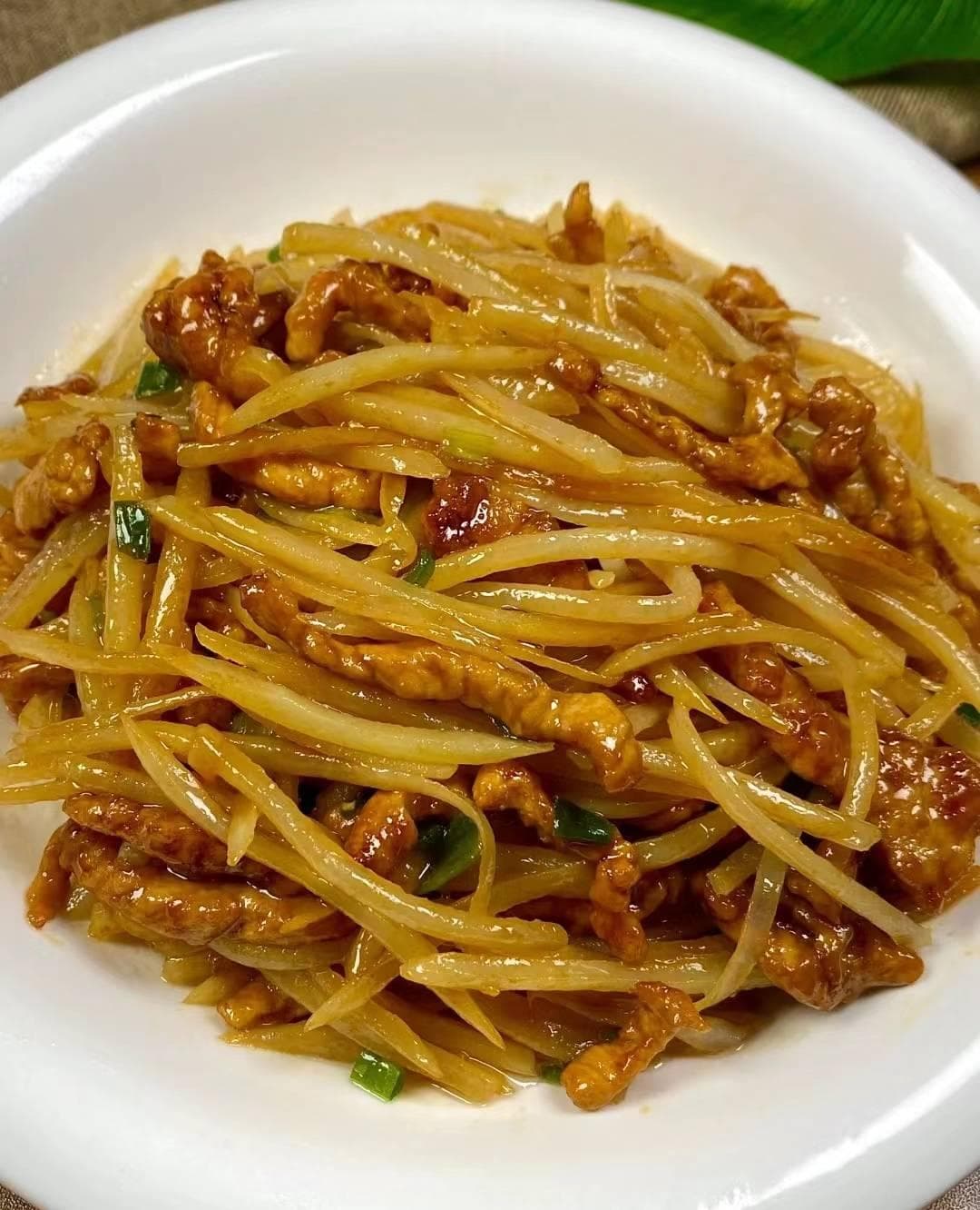 土豆丝炒肉这样做最简单：新手也能做出美味