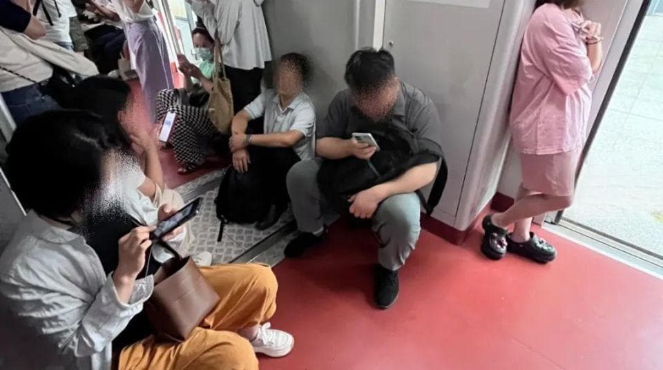 上海地铁"板凳族"现象引关注：安全与通勤压力如何平衡？