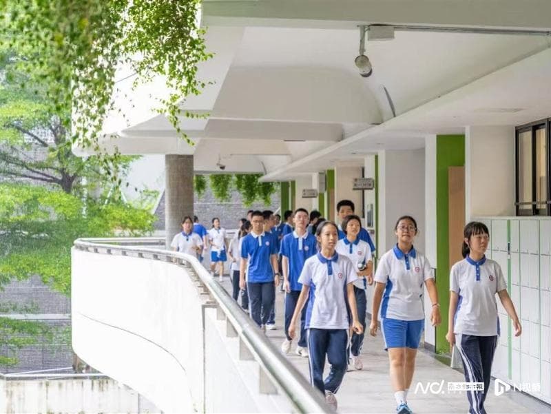 沿用20年的深圳校服要改款？教育局：加快优化款式！