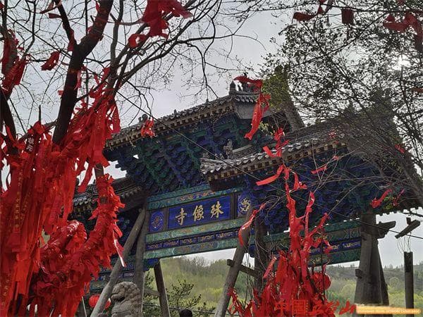 五台山殊像寺：文殊菩萨的圣地与禅意空间