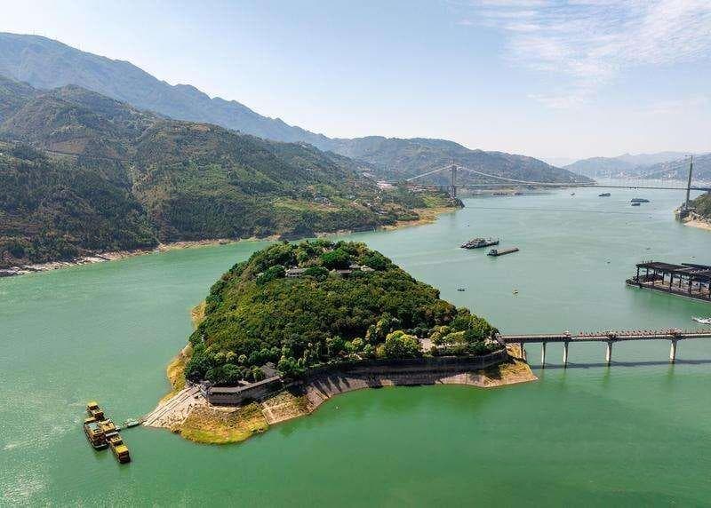 文化中国行·长江之歌丨瞿塘峡风光旖旎，宛如画卷