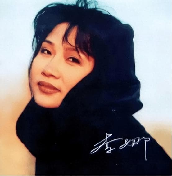 歌后李娜的传奇人生：从《青藏高原》到青灯古佛，一句“回家”引姜昆深思