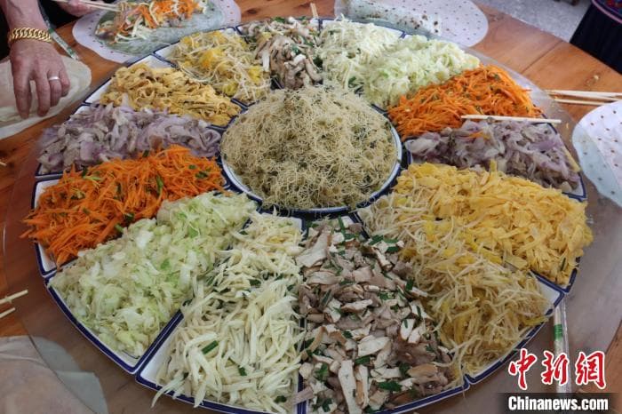 各民族同胞浙江温岭制麦饼筒迎端午 饮食文化促交融