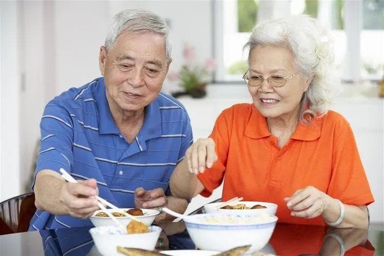 饭量与寿命密切相关？经常每天只吃2顿饭的人，全因死亡风险增加