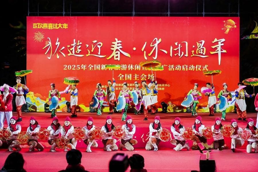 文化中国行丨正定古城千盏花灯点亮春节，全国开启“旅游迎春 休闲过年”盛景