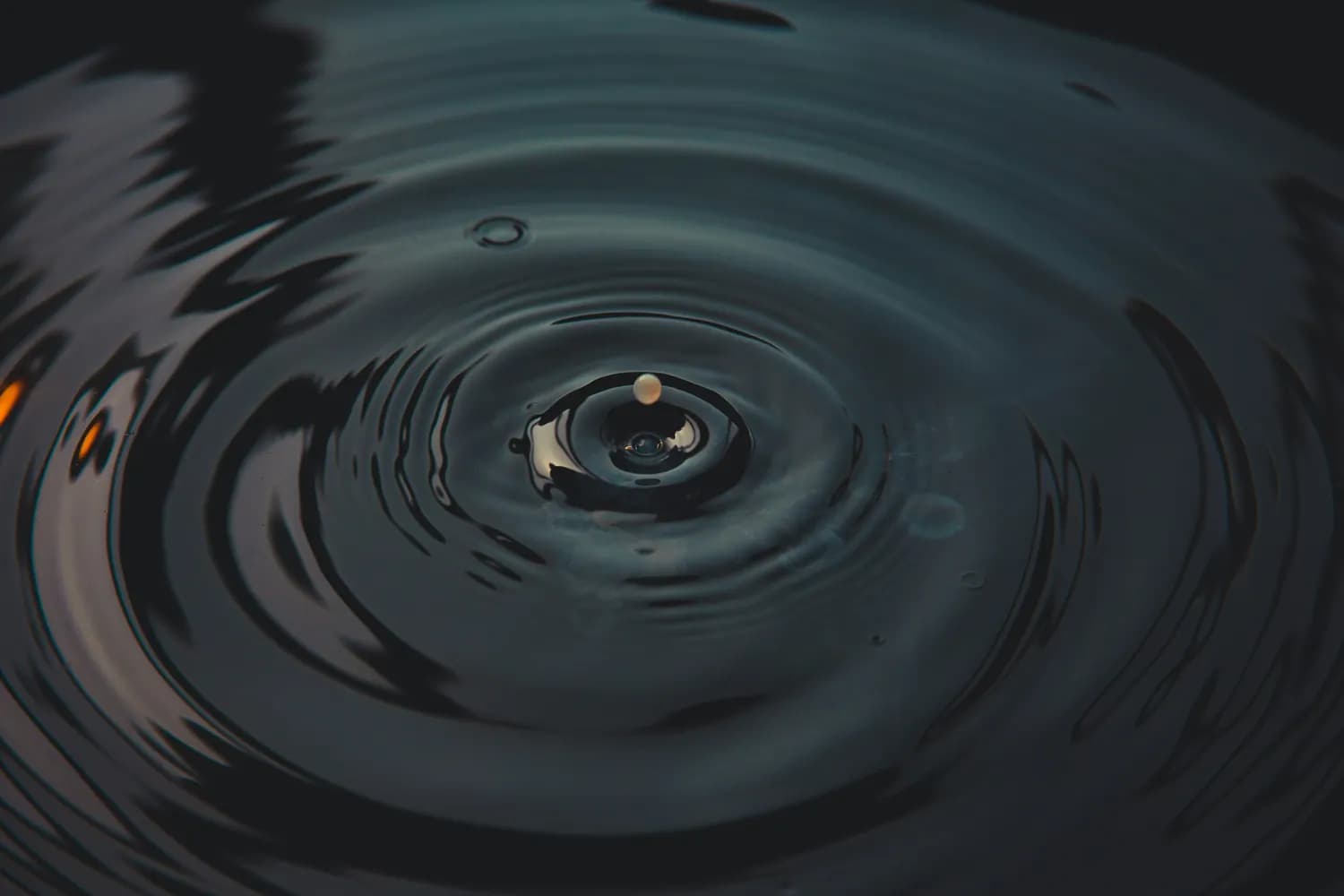 水的力量：《道德经》柔弱胜刚强的智慧