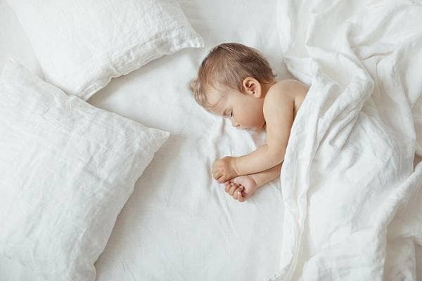 【世界睡眠日】宝宝上床20分钟哄了也不睡的，家长要注意了