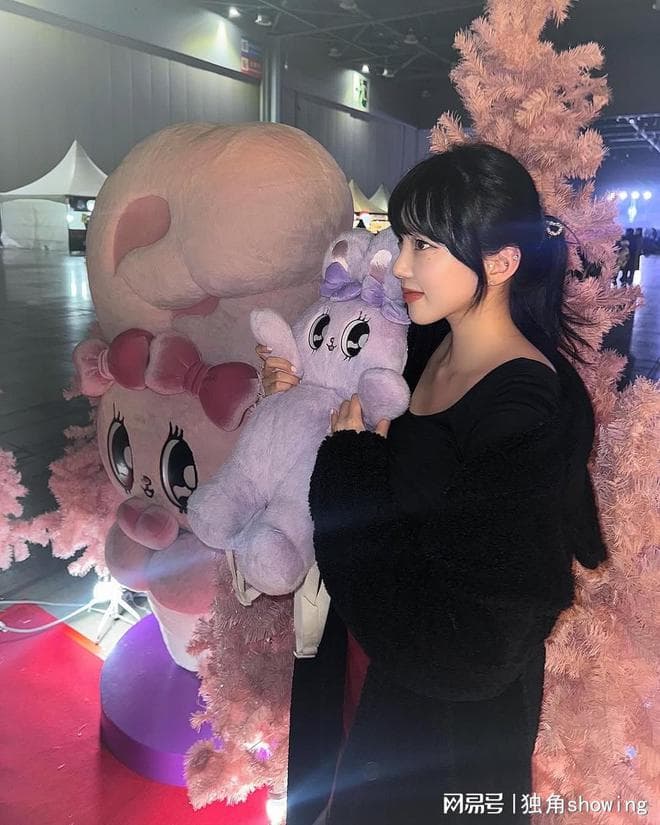 小黑衫配红裙，教你如何穿出青春魅力！