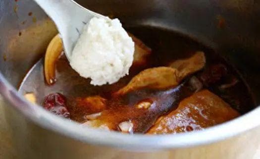 食用碱放肉里有什么作用？揭秘食用碱对肉质的神奇作用