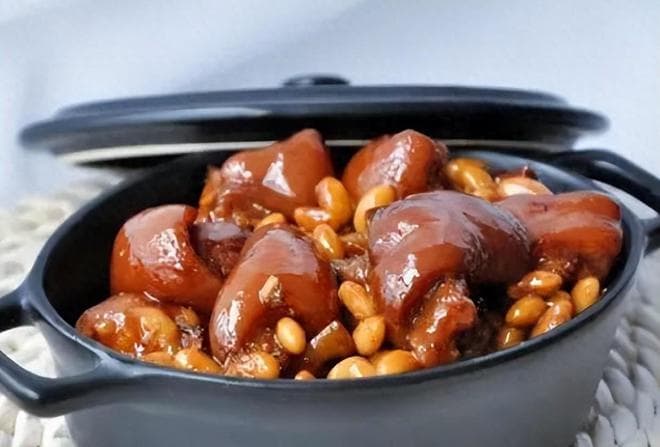 黄豆炖猪脚，家常菜也能成为美味之选！