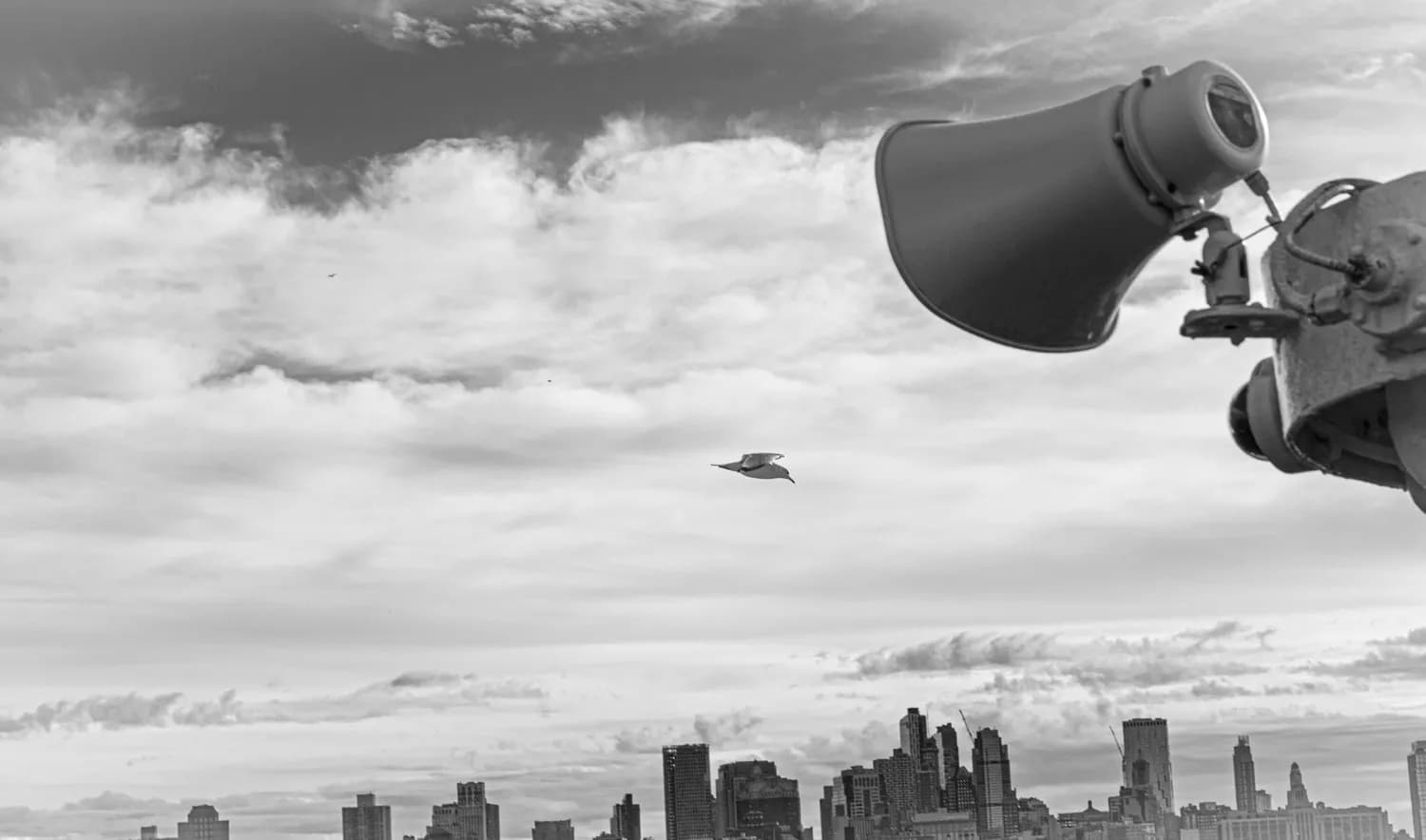 五角大楼最新UFO报告：21份目击报告无法解释，但无外星生命证据