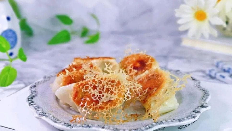 这才是煎饺最好吃的做法，焦香酥脆，鲜美多汁，一口一个，真是太好吃了！