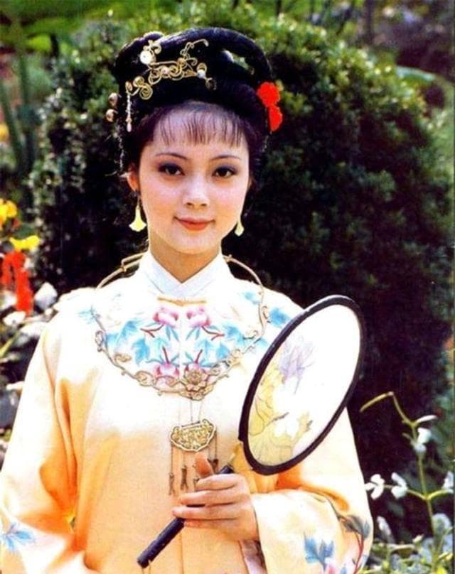 《红楼梦》中的宝钗到底是怎样一个人？她是真的那样精于世故吗