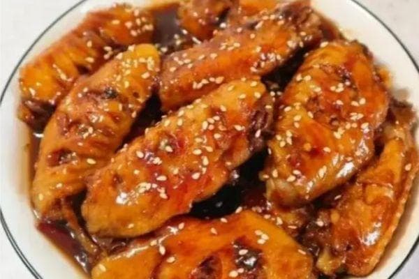 红烧鸡翅膀最好吃的做法：选料、腌制和烹饪技巧详解