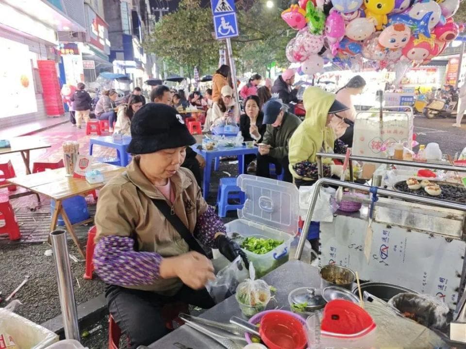防城港东兴市夜市：异域风情北仑夜