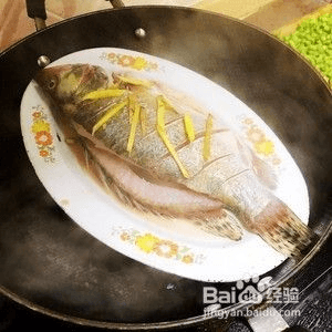清蒸鱼制作全攻略：从选材到出锅的完美呈现