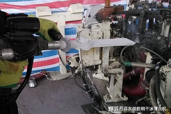 干冰去毛刺机：精密制造的绿色解决方案